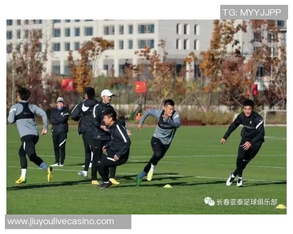 伯根vs对手的较量揭示了足球战术的深层次博弈与团队协作的重要性